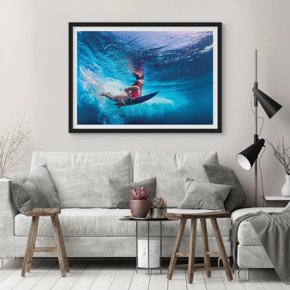 Poster in einem schwarzem Rahmen - Ein Surfer unter Wasser in einer dynamischen Komposition in Blautönen. - 100x70cm - Tiefe der Freude - Moderne Wanddekoration für Wohnzimmer und Schlafzimmer ARTTOR