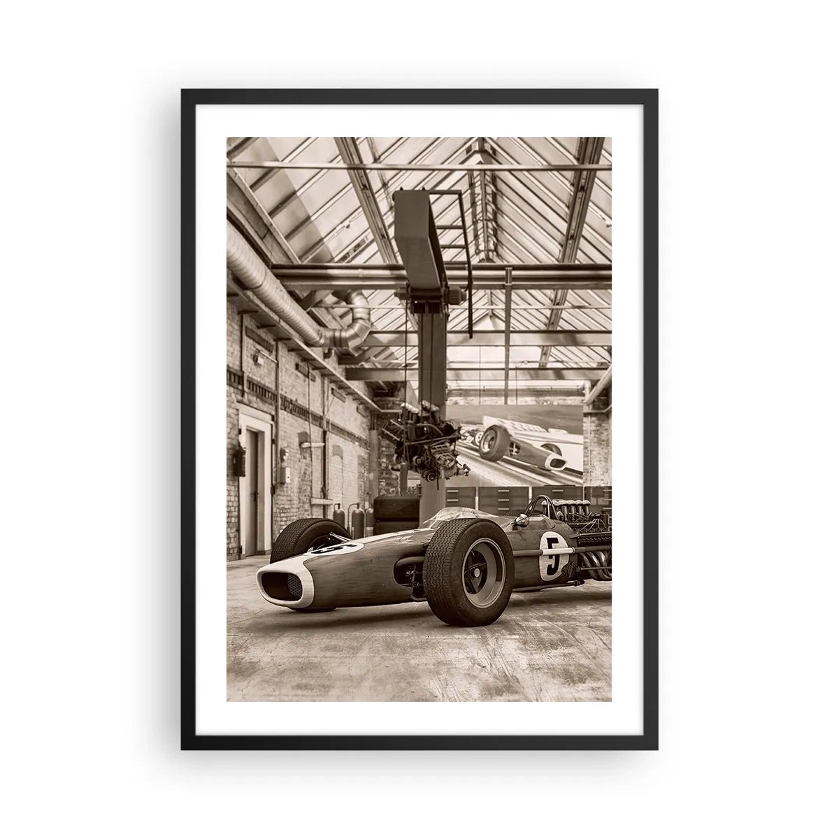 Poster in einem schwarzem Rahmen - Kultiger Rennwagen im Industrie-Interieur - 50x70cm - Die Siegerruhe - Moderne Wanddekoration für Wohnzimmer und Schlafzimmer ARTTOR