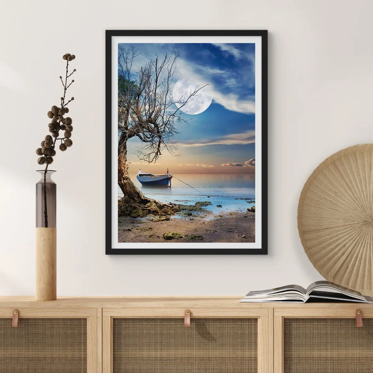 Poster in einem schwarzem Rahmen - Landschaft mit einem Boot, einem Baum und dem Mond vor dem Hintergrund eines ruhigen Wassers - 50x70cm - Ist das das Ende oder der Anfang? - Moderne Wanddekoration für Wohnzimmer und Schlafzimmer ARTTOR