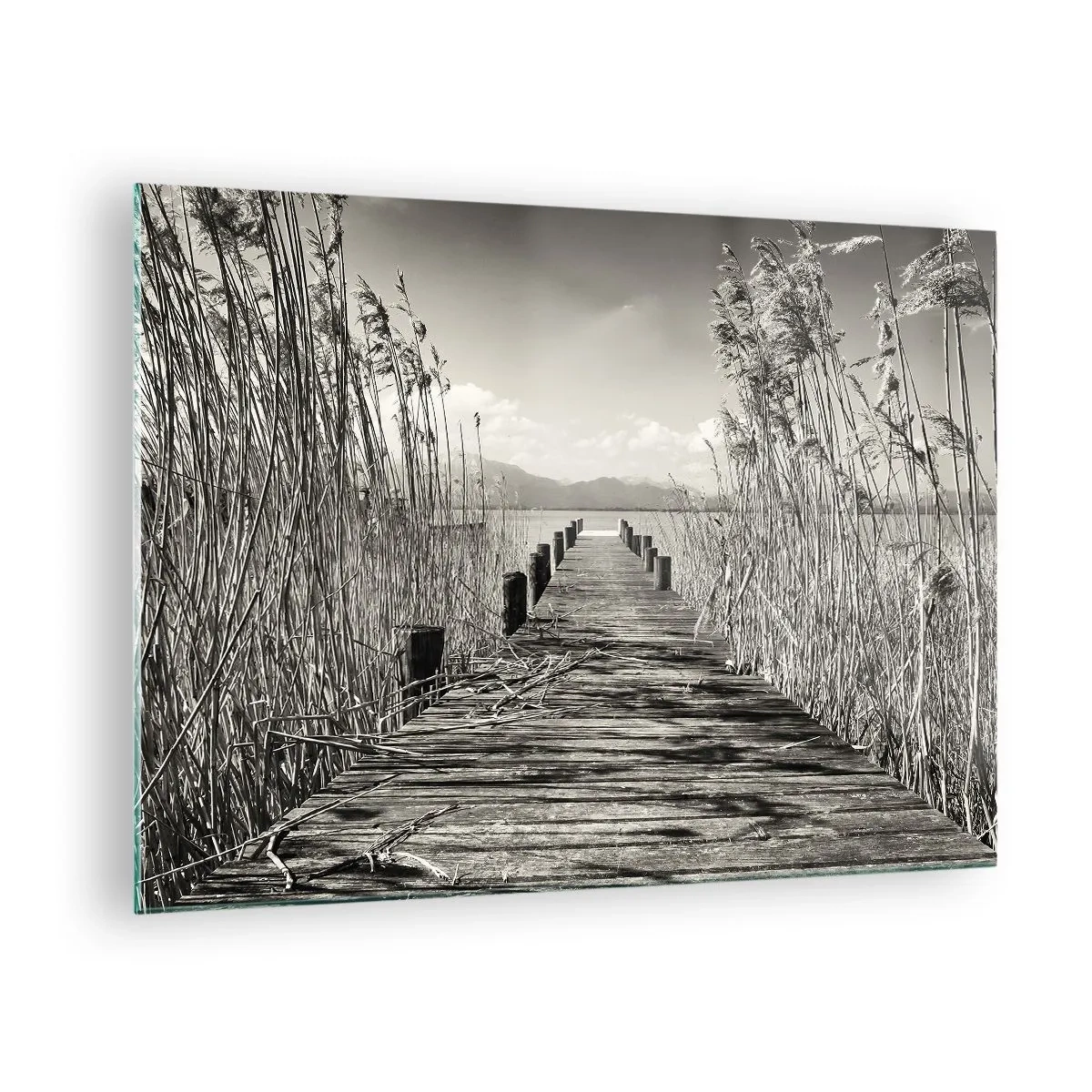 Glasbild - Bild auf glas - Eine Holzbrücke führt durch das Gras über einen ruhigen See. - 70x50cm - In der Stille des Grases - Moderne Wanddekoration für Wohnzimmer und Schlafzimmer ARTTOR
