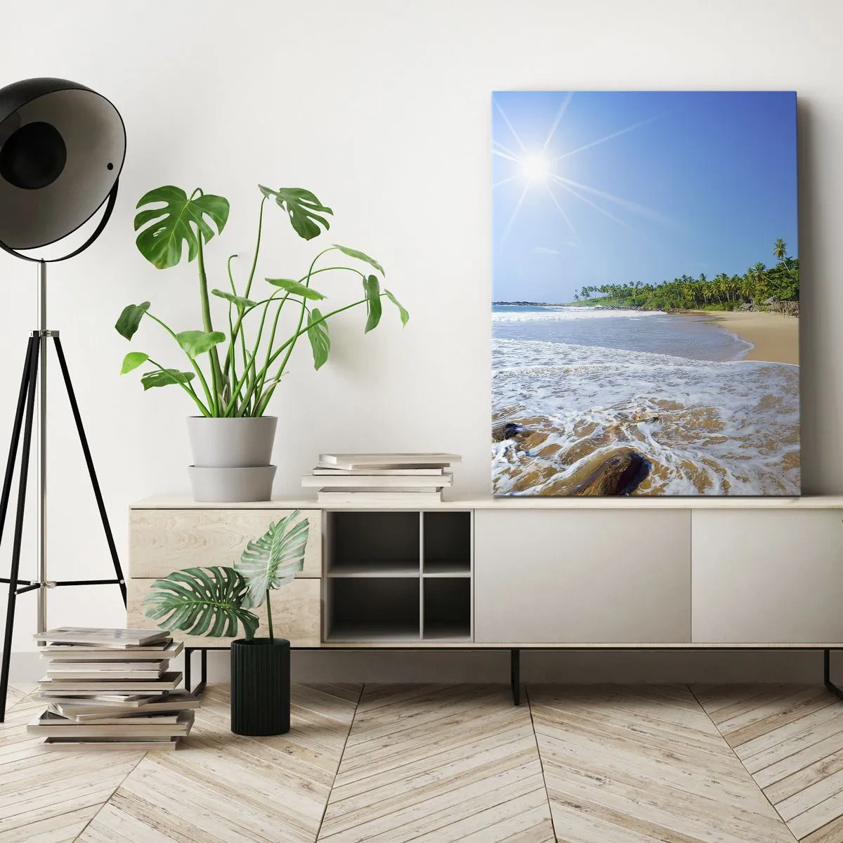 Bild auf Leinwand - Leinwandbild - Tropischer Strand mit Palmen und blauem Himmel - 50x70cm - Ein exotischer Ort für dich - Moderne Wanddekoration für Wohnzimmer und Schlafzimmer ARTTOR