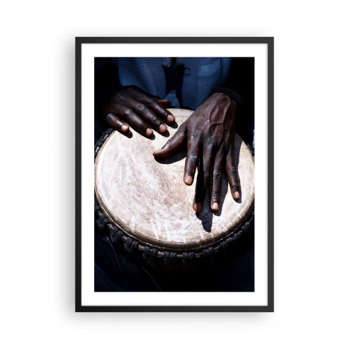 Poster in einem schwarzem Rahmen - Hände spielen eine Djembe-Trommel in einem Rhythmusspiel - 50x70cm - Lebe in deinem eigenen Rhythmus - Moderne Wanddekoration für Wohnzimmer und Schlafzimmer ARTTOR