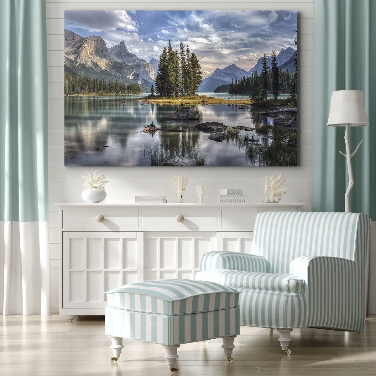 Bild auf Leinwand - Leinwandbild - Eine Berglandschaft mit einer Insel, umgeben von einem ruhigen See - 120x80cm - An dem tollen und sauberen Wasser ... - Moderne Wanddekoration für Wohnzimmer und Schlafzimmer ARTTOR