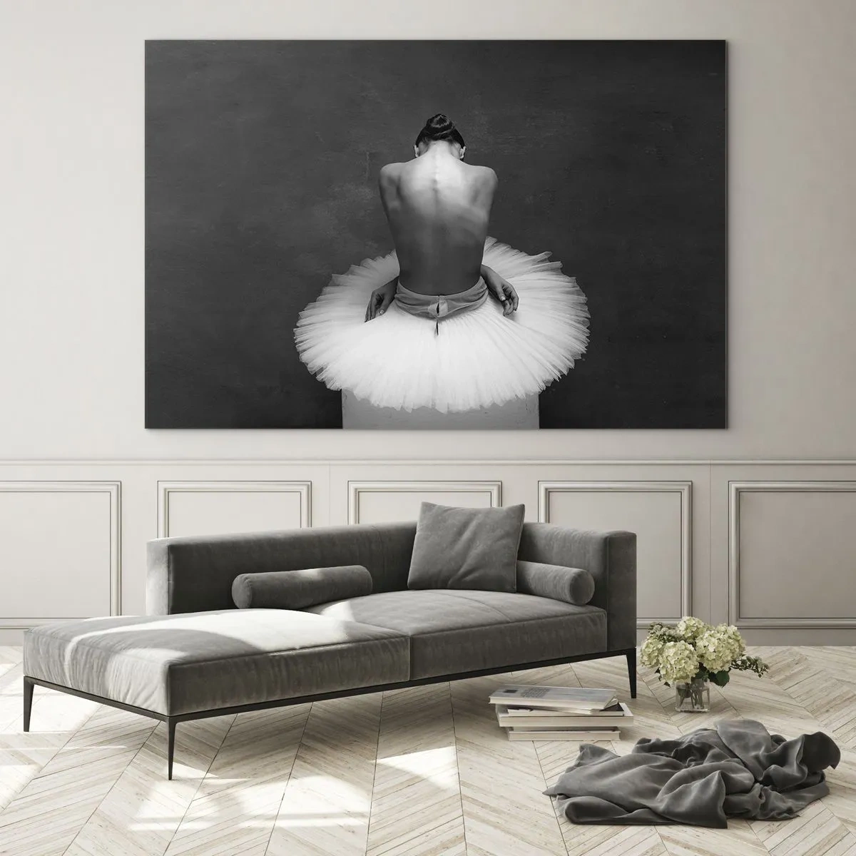 Glasbild - Bild auf glas - Eine sitzende Ballerina in einem Tüllrock vor einem Schatten - 70x50cm - Es blüht gerade - Moderne Wanddekoration für Wohnzimmer und Schlafzimmer ARTTOR