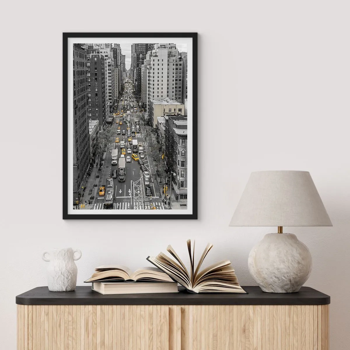 Poster in einem schwarzem Rahmen - New Yorker Straße in Schwarz und Weiß mit gelben Taxis - 50x70cm - New Yorker Leben - Moderne Wanddekoration für Wohnzimmer und Schlafzimmer ARTTOR