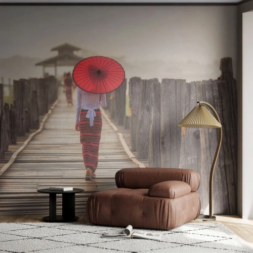 Fototapete Standard Eco - Auf der alten Brücke - Regenschirm, Birma, Holzbrücke - 450x315 cm