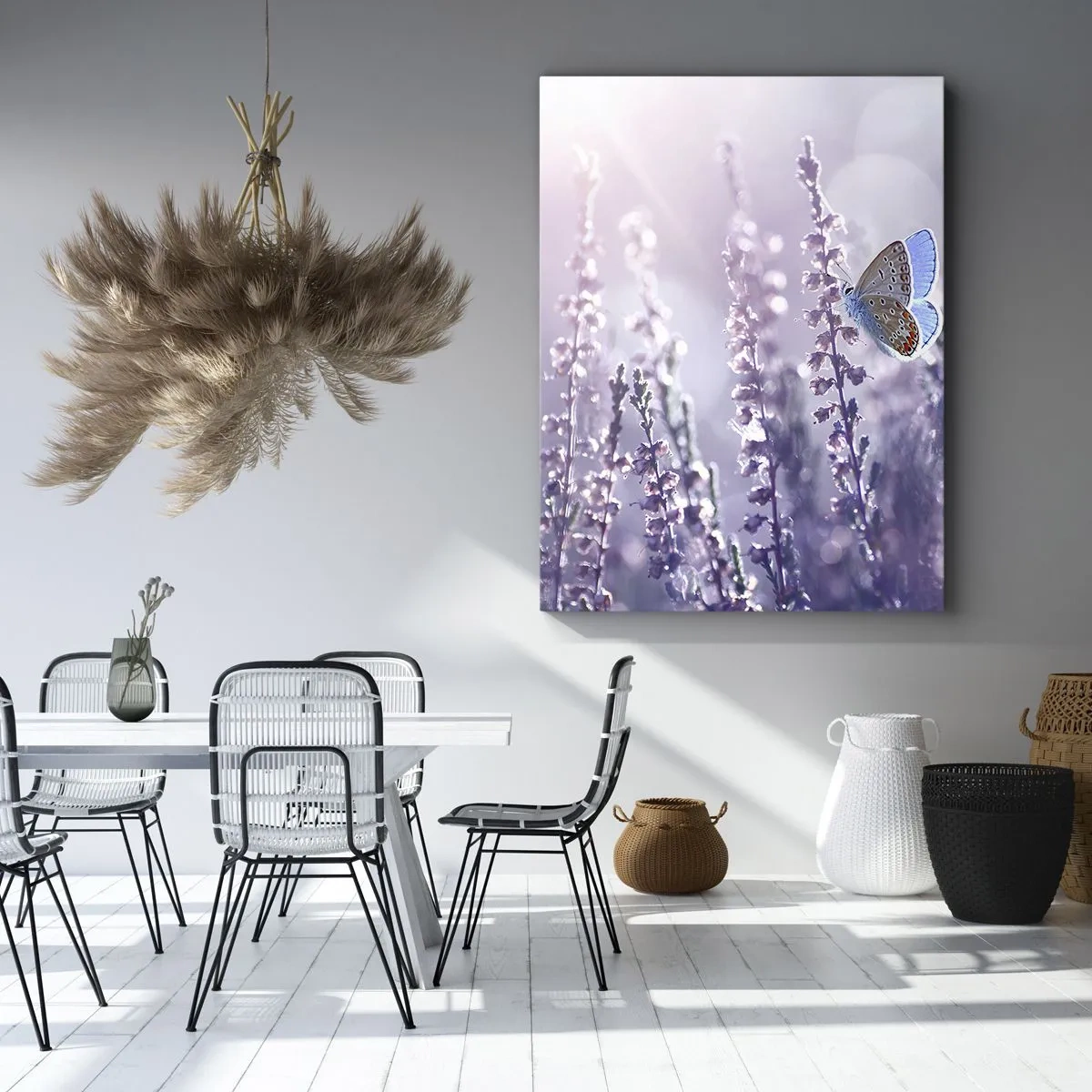 Bild auf Leinwand - Leinwandbild - Ein Schmetterling auf blühendem Lavendel im Morgenlicht - 70x100cm - Schmetterlingskuss - Moderne Wanddekoration für Wohnzimmer und Schlafzimmer ARTTOR