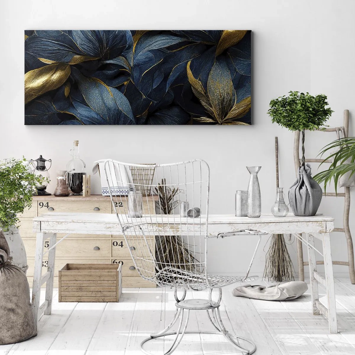 Bild auf Leinwand - Leinwandbild - Elegante Blätter in Gold- und Marineblautönen - 140x50cm - Mit Gold gefüttert - Moderne Wanddekoration für Wohnzimmer und Schlafzimmer ARTTOR