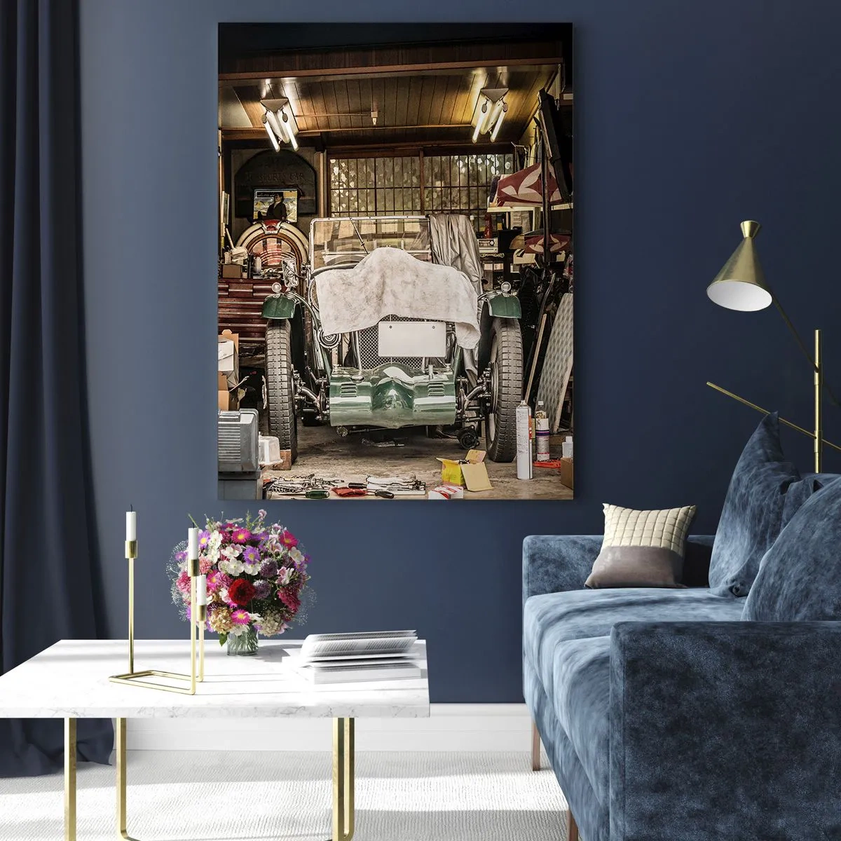 Glasbild - Bild auf glas - Ein altes Auto in einer Garage, umgeben von Werkzeugen und Geräten - 70x100cm - Zurück in die Vergangenheit - Moderne Wanddekoration für Wohnzimmer und Schlafzimmer ARTTOR