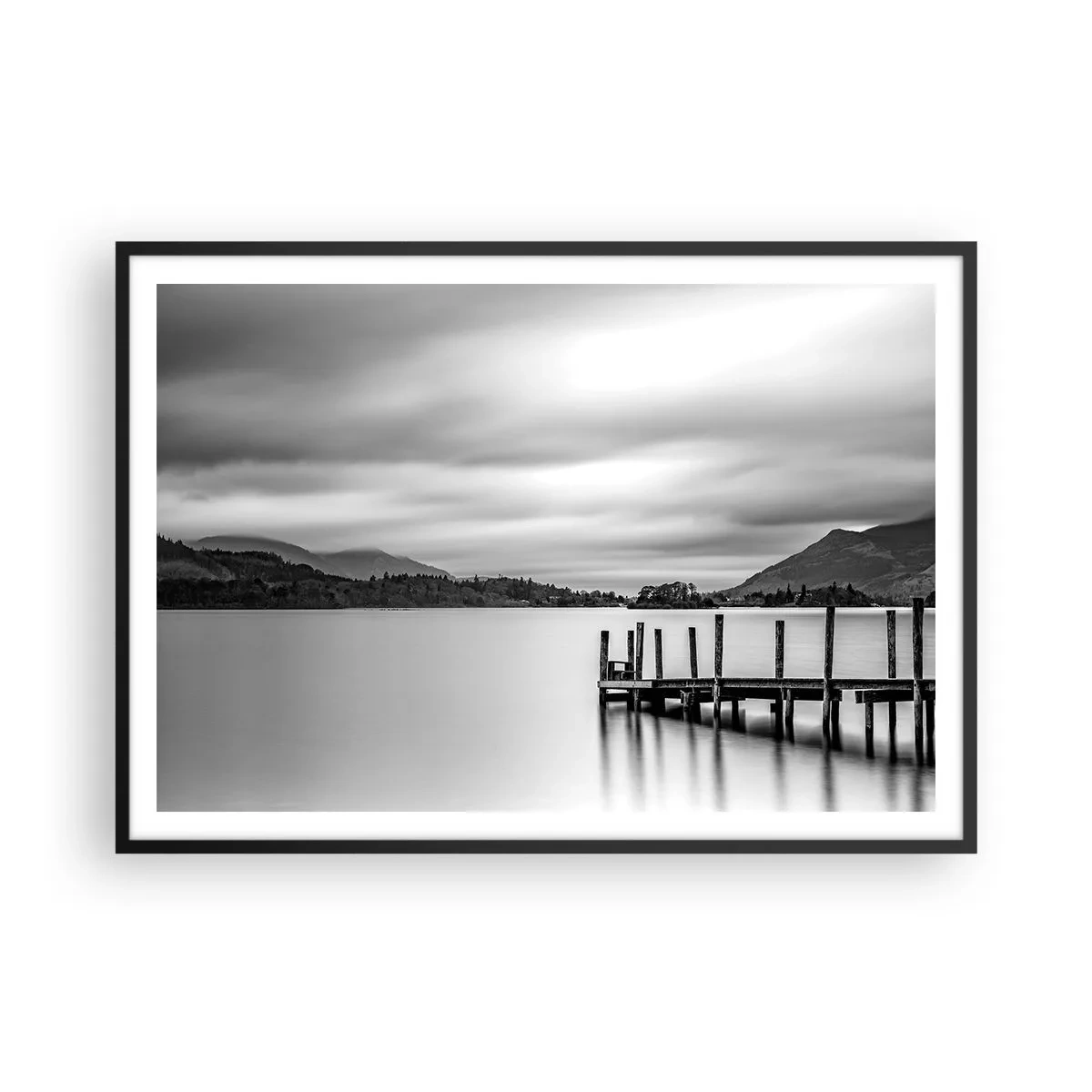 Poster in einem schwarzem Rahmen - Schwarz-weiße Landschaft mit einem Pier über einem See - 100x70cm - Milde und Kraft - Moderne Wanddekoration für Wohnzimmer und Schlafzimmer ARTTOR
