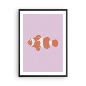 Poster in einem schwarzem Rahmen - Orangefarbener Clownfisch auf violettem Hintergrund - 50x70cm - In Koralle an Gesicht und Schwanz - Moderne Wanddekoration für Wohnzimmer und Schlafzimmer ARTTOR