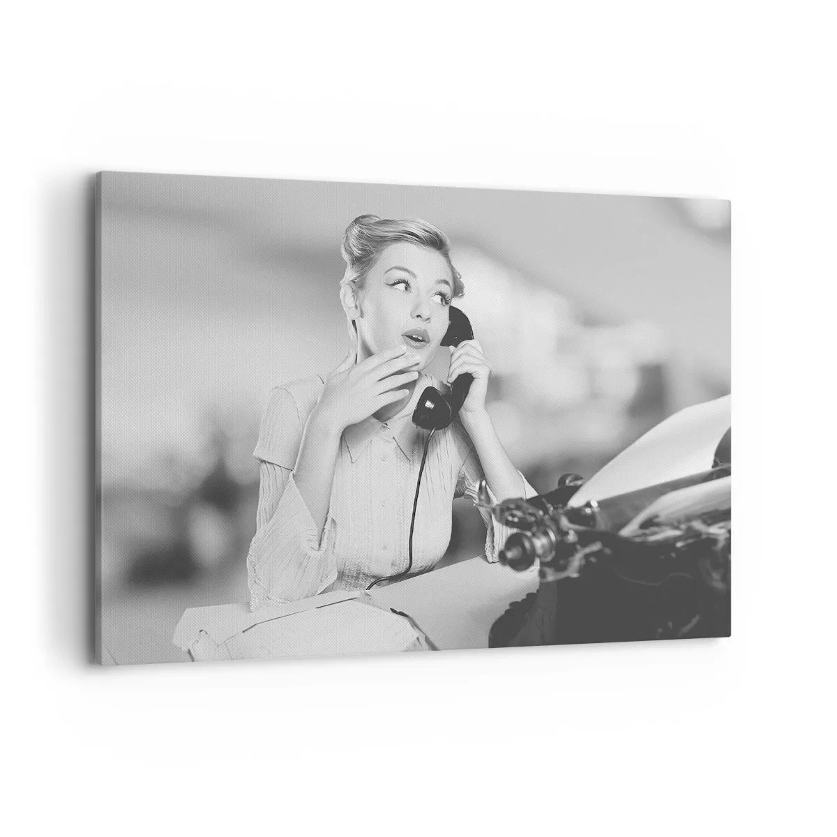 Bild auf Leinwand - Leinwandbild - Eine Frau telefoniert an einer Schreibmaschine - 100x70cm - Hallo, wir sind in den 1950er Jahren. - Moderne Wanddekoration für Wohnzimmer und Schlafzimmer ARTTOR