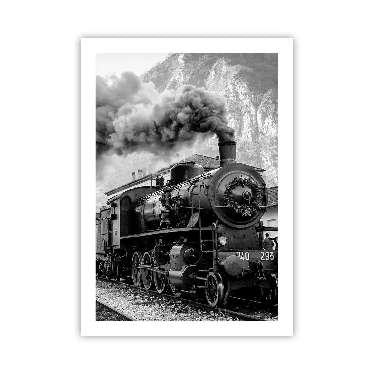 Poster - Eine Dampflokomotive mit aufsteigendem Dampf in einer bergigen Umgebung - 50x70cm - Steht am Bahnhof ... - Moderne Wanddekoration für Wohnzimmer und Schlafzimmer ARTTOR