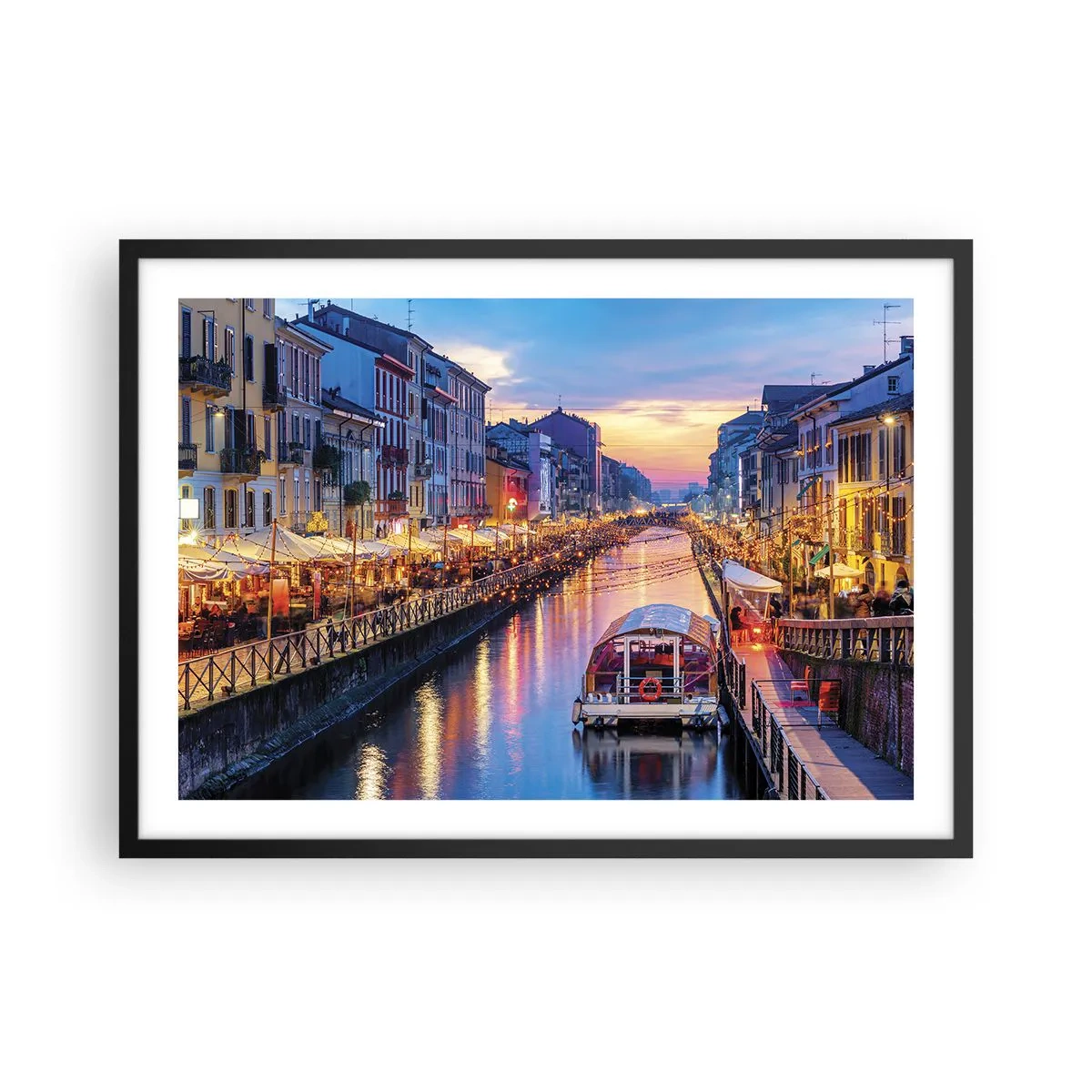 Poster in einem schwarzem Rahmen - Ein Kanal mit Beleuchtung, umgeben von farbenfrohen Gebäuden - 70x50cm - Ein Abend voller Licht und Spaß - Moderne Wanddekoration für Wohnzimmer und Schlafzimmer ARTTOR