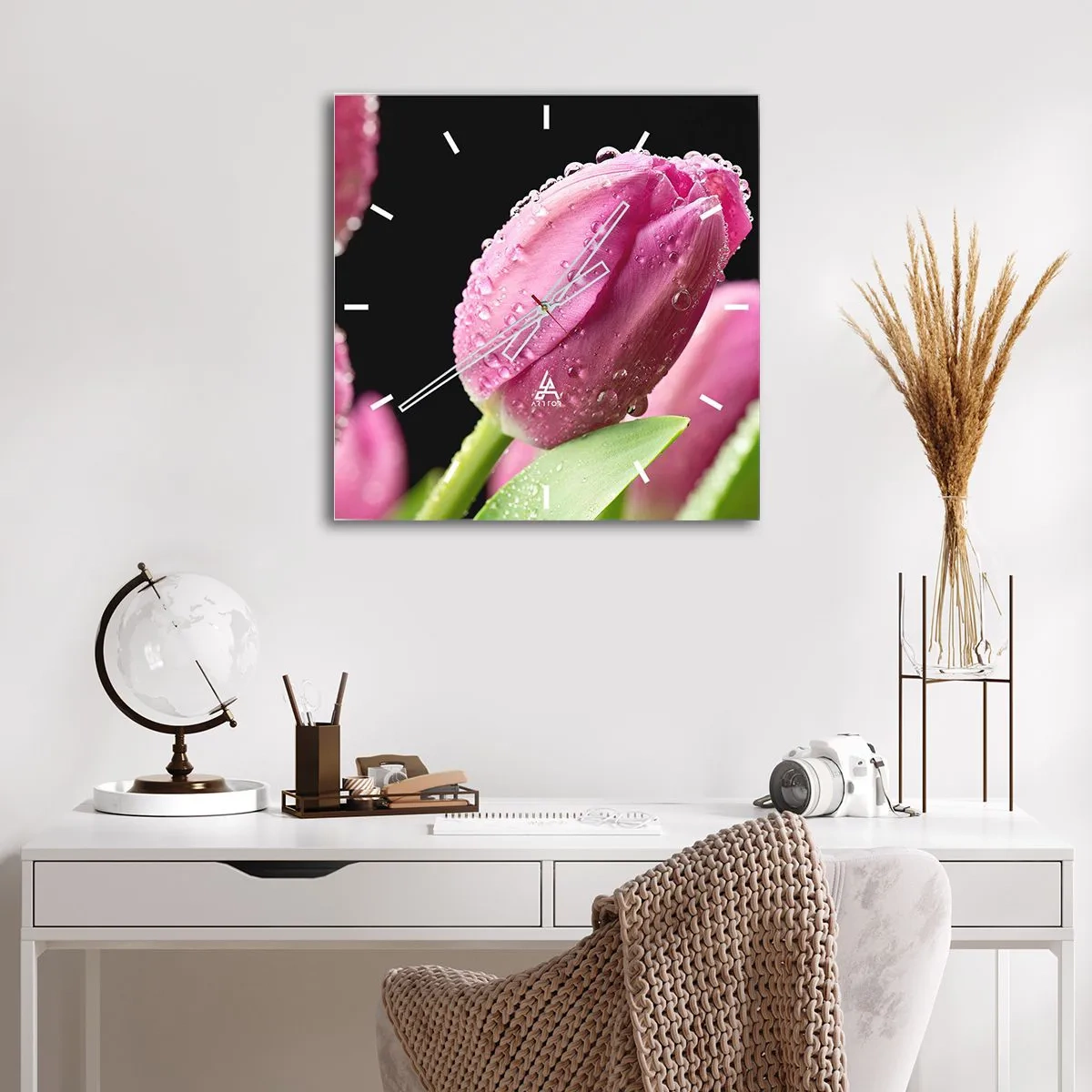 Wanduhr - Glasuhr - Rosa Tulpe mit Wassertropfen auf schwarzem Hintergrund - 30x30cm - Lila Traum im Tau - Moderne Wanddekoration für Wohnzimmer und Schlafzimmer ARTTOR