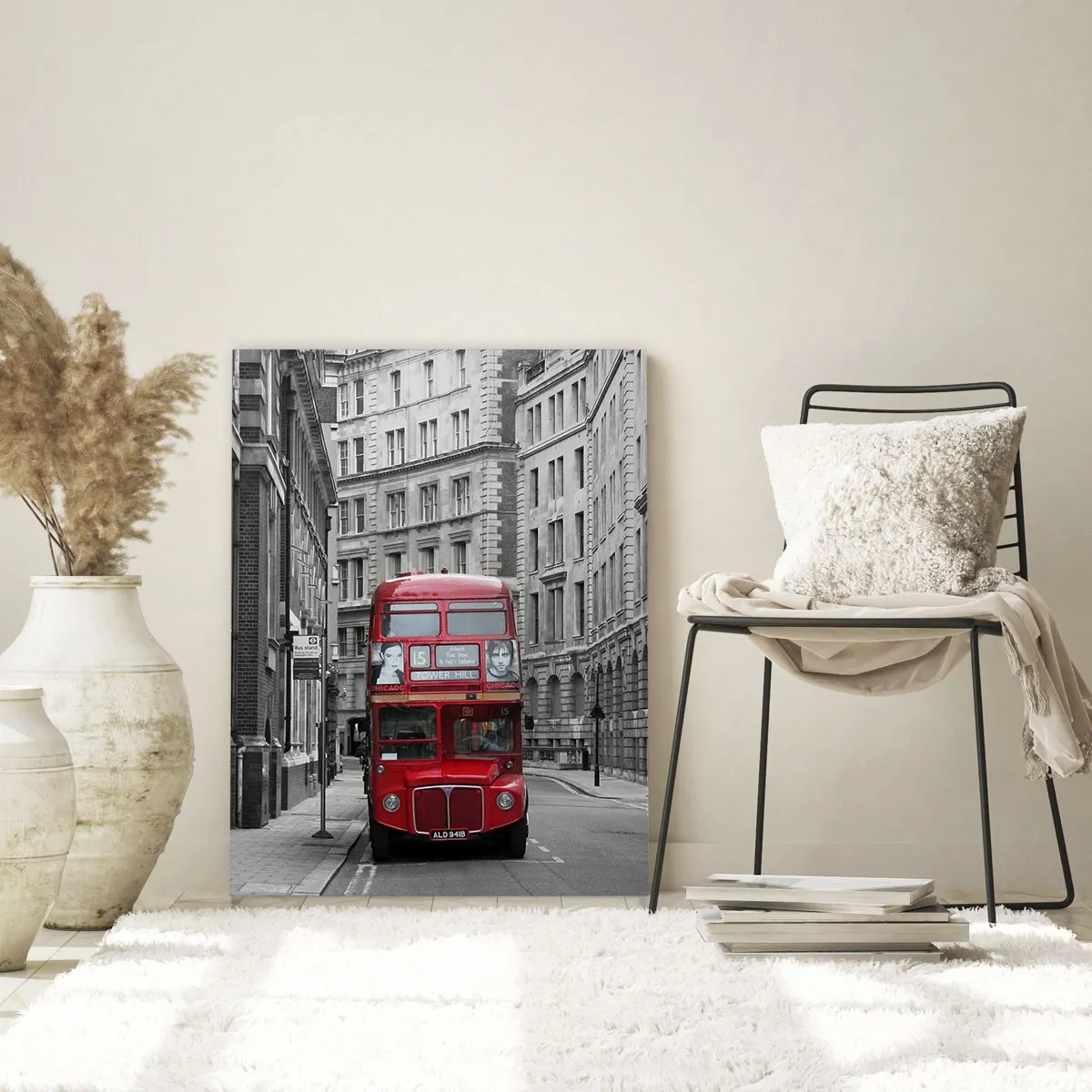 Glasbild - Bild auf glas - Ein roter Bus durch die einfarbigen Straßen der Stadt - 50x70cm - Der Alltag muss nicht grau sein - Moderne Wanddekoration für Wohnzimmer und Schlafzimmer ARTTOR