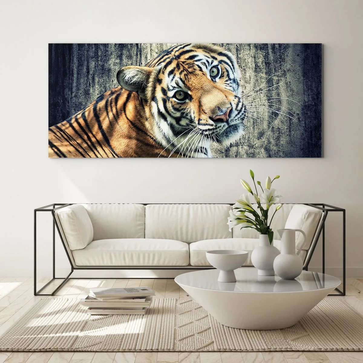Glasbild - Bild auf glas - Ein Tiger liegt an einer rauen Wand - 140x50cm - Portrait in Lichtstrahlen - Moderne Wanddekoration für Wohnzimmer und Schlafzimmer ARTTOR