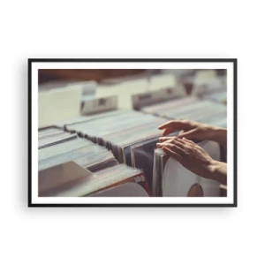 Poster in einem schwarzem Rahmen - Hände blättern durch eine Vinylsammlung - 100x70cm - Auf der Suche nach Emotionen - Moderne Wanddekoration für Wohnzimmer und Schlafzimmer ARTTOR