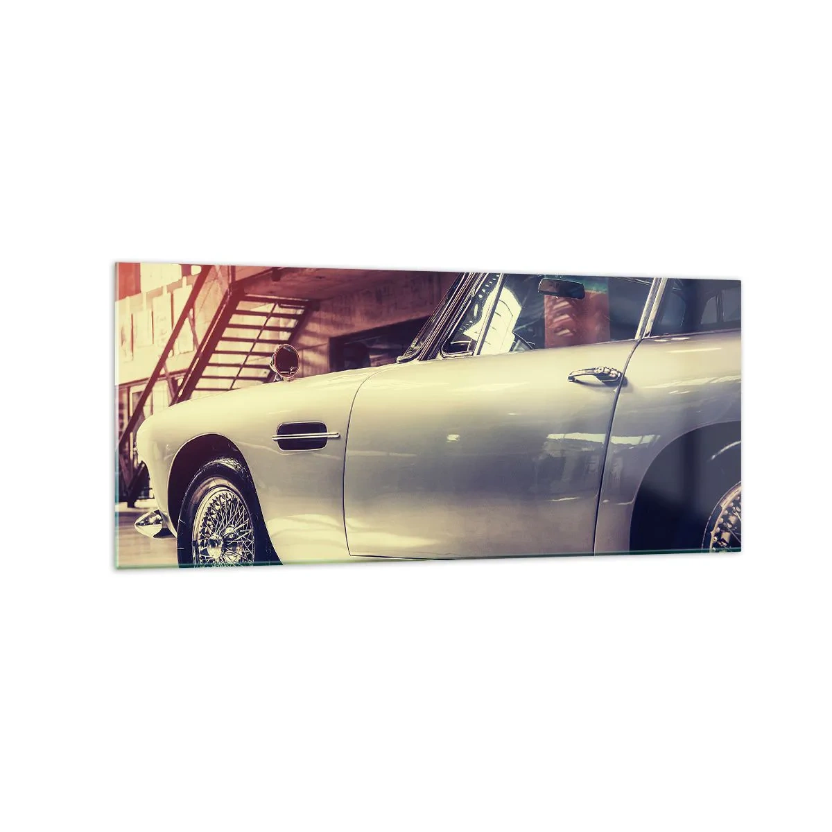 Glasbild - Bild auf glas - Ein Oldtimer in einer stilvollen Garage mit industriellem Interieur - 120x50cm - Die Klassiker werden nicht alt - Moderne Wanddekoration für Wohnzimmer und Schlafzimmer ARTTOR