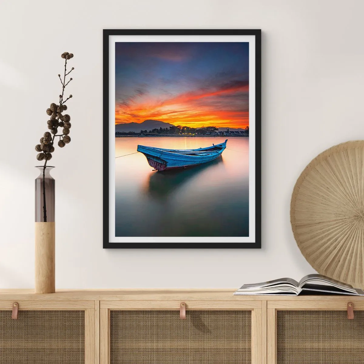 Poster in einem schwarzem Rahmen - Ein einsames Boot auf dem Wasser bei Sonnenuntergang - 50x70cm - Eine gute Nacht kommt - Moderne Wanddekoration für Wohnzimmer und Schlafzimmer ARTTOR