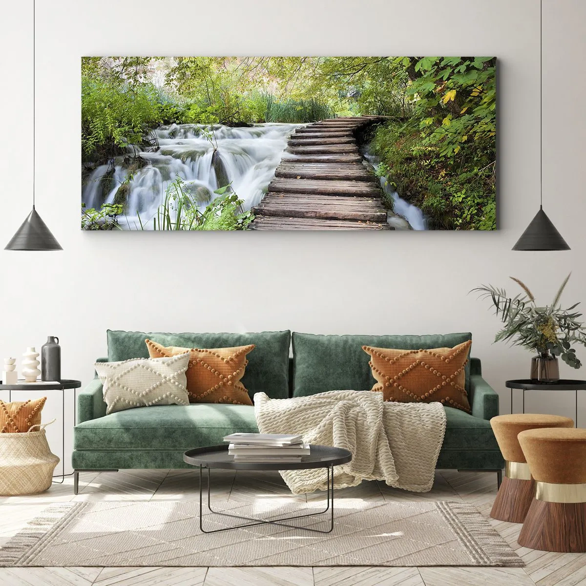 Bild auf Leinwand - Leinwandbild - Eine Holzbrücke über einen Wasserfall, umgeben von üppigem grünen Wald. - 160x50cm - Das Wasser ist überhaupt nicht ruhig - Moderne Wanddekoration für Wohnzimmer und Schlafzimmer ARTTOR