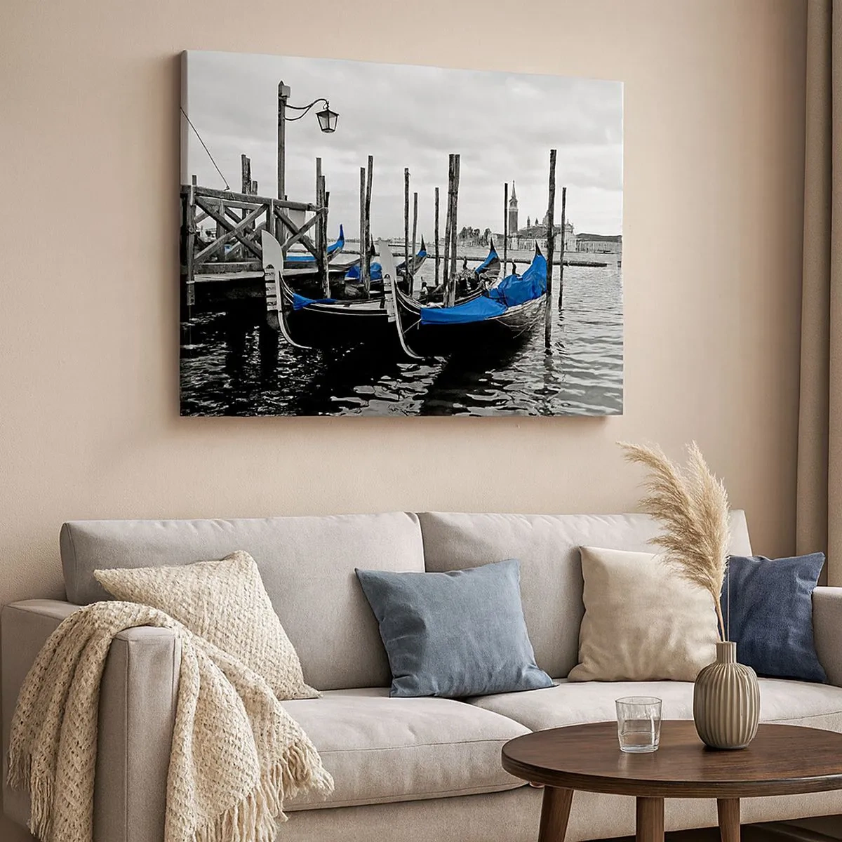 Bild auf Leinwand - Leinwandbild - Gondeln in Venedig mit blauen Abdeckungen - 70x50cm - Nachdenkliches Venedig - Moderne Wanddekoration für Wohnzimmer und Schlafzimmer ARTTOR