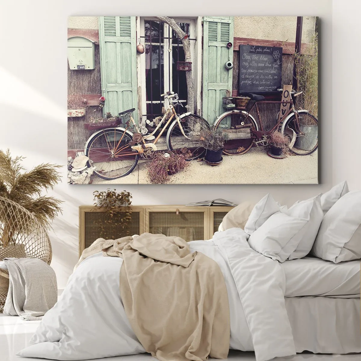 Bild auf Leinwand - Leinwandbild - Vintage-Fahrräder vor einer Holztür mit pastellfarbenen Fensterläden - 70x50cm - Es lebe die Provinz - Moderne Wanddekoration für Wohnzimmer und Schlafzimmer ARTTOR