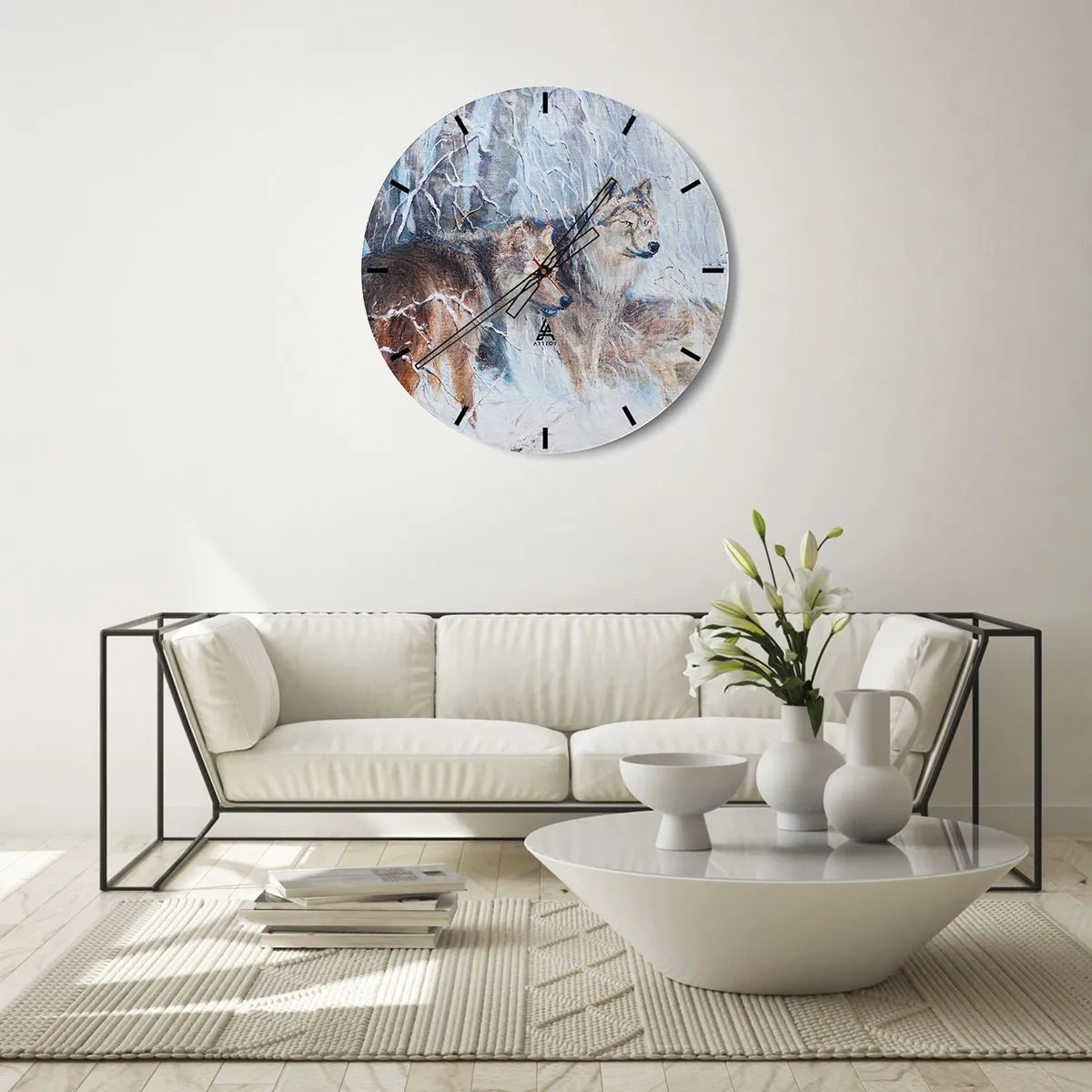 Wanduhr - Glasuhr - Ein Wolf in einer Winterlandschaft, umgeben von verschneiten Bäumen - 30x30cm - Beachtung! Hier kommt ... - Moderne Wanddekoration für Wohnzimmer, Küche und Schlafzimmer ARTTOR