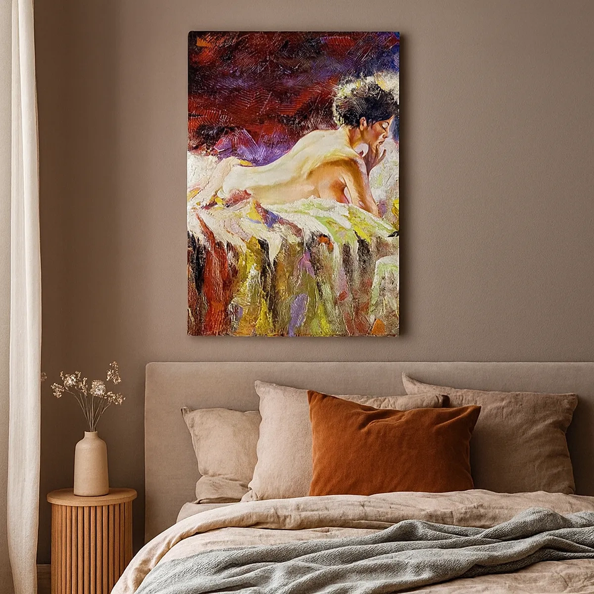 Bild auf Leinwand - Leinwandbild - Eine Frau liegt auf einem Bett vor einem Hintergrund aus abstrakten Farben. - 50x70cm - Venus in Gedanken - Moderne Wanddekoration für Wohnzimmer und Schlafzimmer ARTTOR