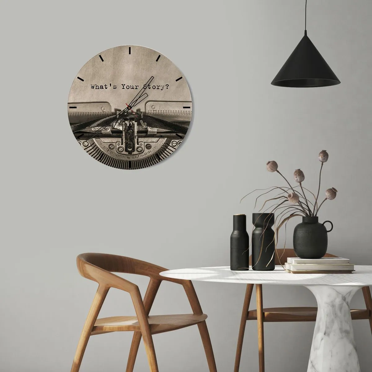 Wanduhr - Glasuhr - Nahaufnahme einer Schreibmaschine mit den Worten „Was ist Ihre Geschichte?“ - 30x30cm - Erzähl es mir - Moderne Wanddekoration für Wohnzimmer, Küche und Schlafzimmer ARTTOR