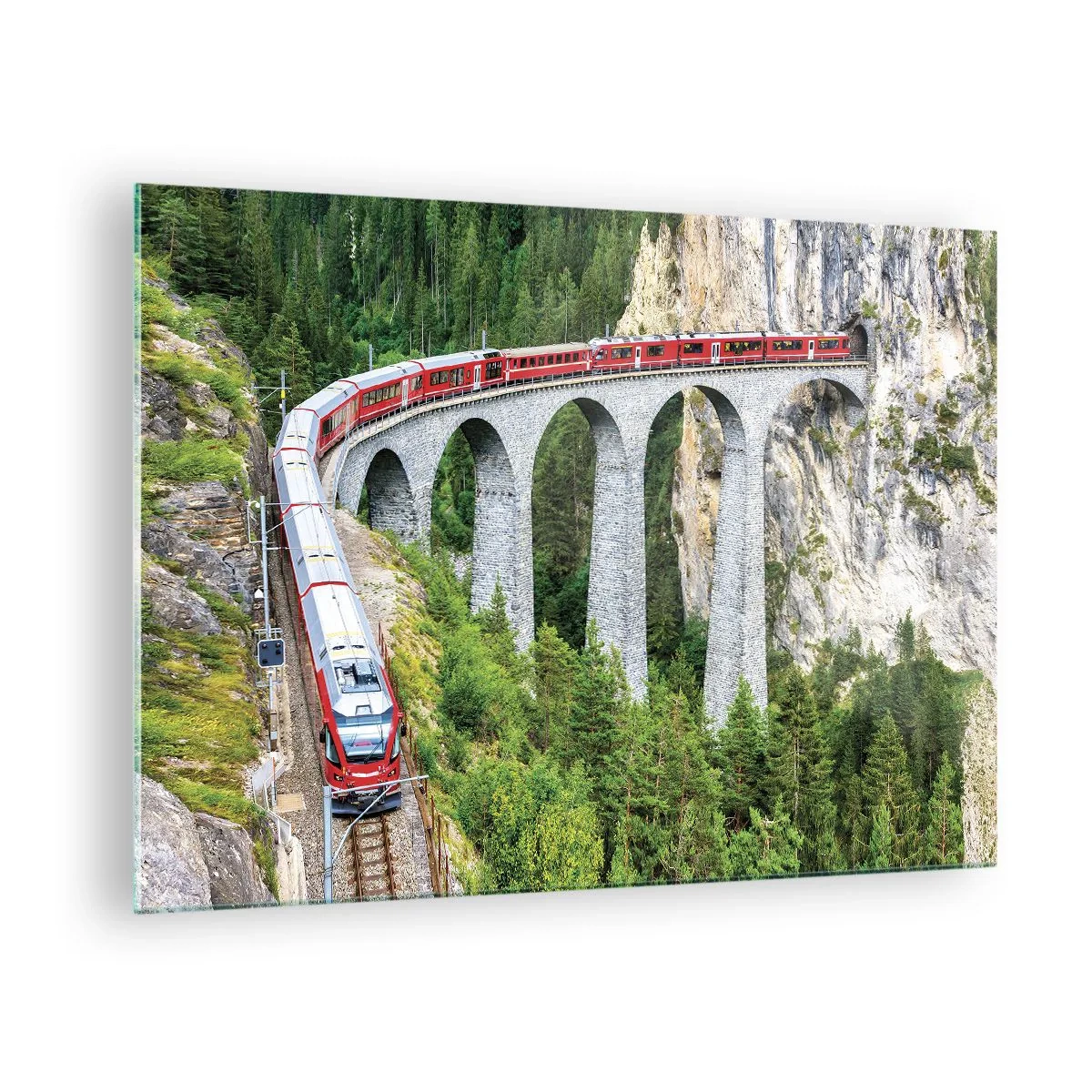 Glasbild - Bild auf glas - Ein Zug mit einer Bergbrücke im Hintergrund inmitten grüner Landschaften - 70x50cm - Eisenbahn für Bergblick - Moderne Wanddekoration für Wohnzimmer und Schlafzimmer ARTTOR