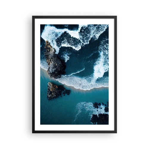 Poster in einem schwarzem Rahmen - Blick auf die Meereswellen, die gegen die Felsen schlagen - 50x70cm - In Wellen gehüllt - Moderne Wanddekoration für Wohnzimmer und Schlafzimmer ARTTOR