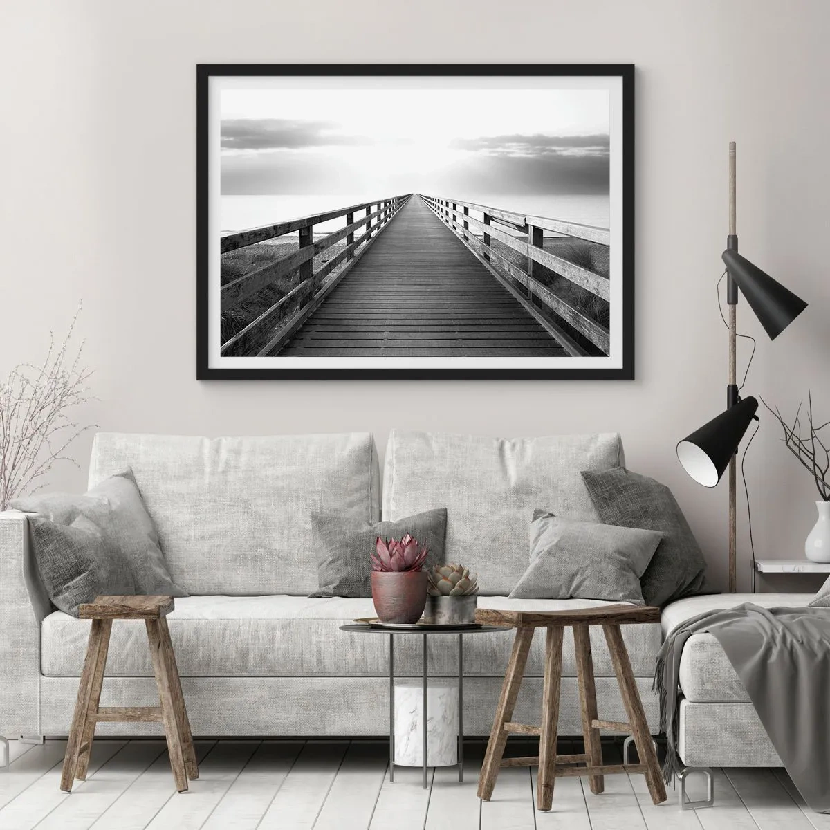 Poster in einem schwarzem Rahmen - Ein Schwarzweißbild eines Holzstegs, der zum Horizont führt. - 100x70cm - In die Ferne ... - Moderne Wanddekoration für Wohnzimmer und Schlafzimmer ARTTOR