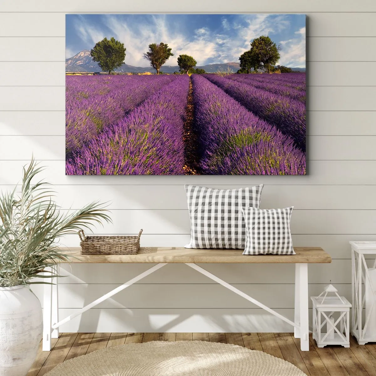 Bild auf Leinwand - Leinwandbild - Ein Lavendelfeld mit Bäumen vor der Kulisse von Bergen und Himmel - 70x50cm - Lavendelfelder - Moderne Wanddekoration für Wohnzimmer und Schlafzimmer ARTTOR