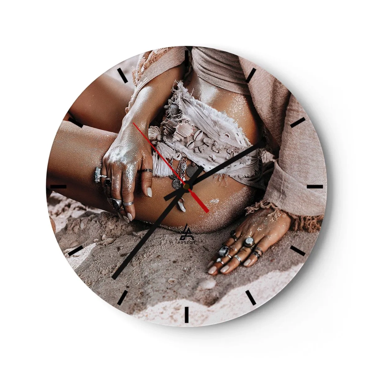 Wanduhr - Glasuhr - Boho-feminines Styling mit Schmuck und Sand auf der Haut - 30x30cm - Von den Wellen geworfen? - Moderne Wanddekoration für Wohnzimmer, Küche und Schlafzimmer ARTTOR