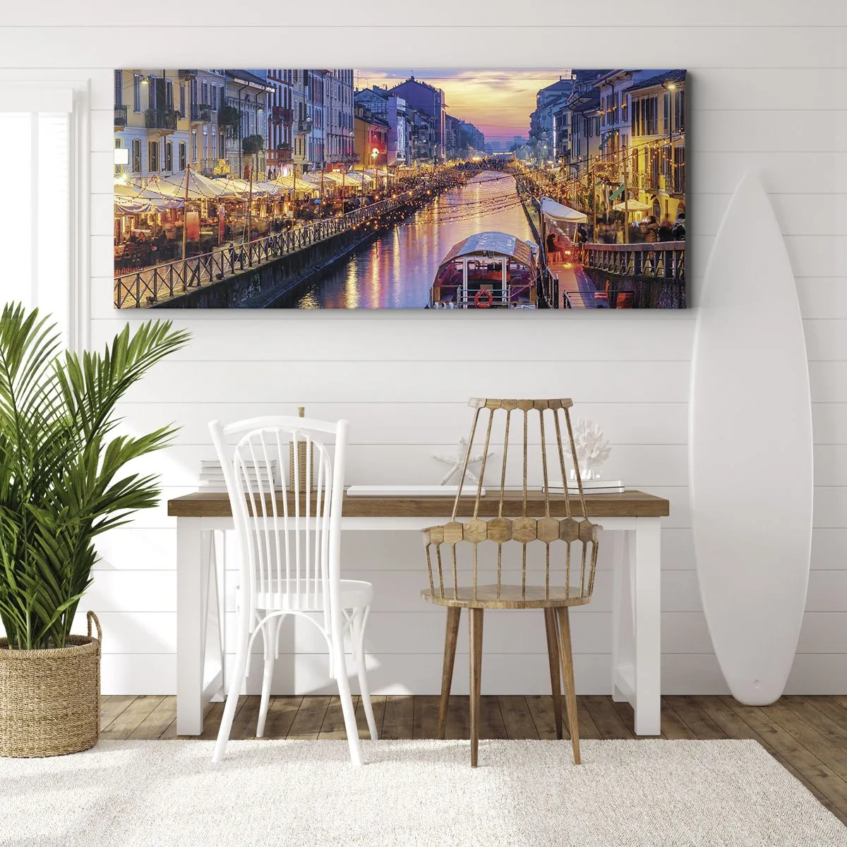 Bild auf Leinwand - Leinwandbild - Ein Kanal mit Beleuchtung, umgeben von farbenfrohen Gebäuden - 140x50cm - Ein Abend voller Licht und Spaß - Moderne Wanddekoration für Wohnzimmer und Schlafzimmer ARTTOR