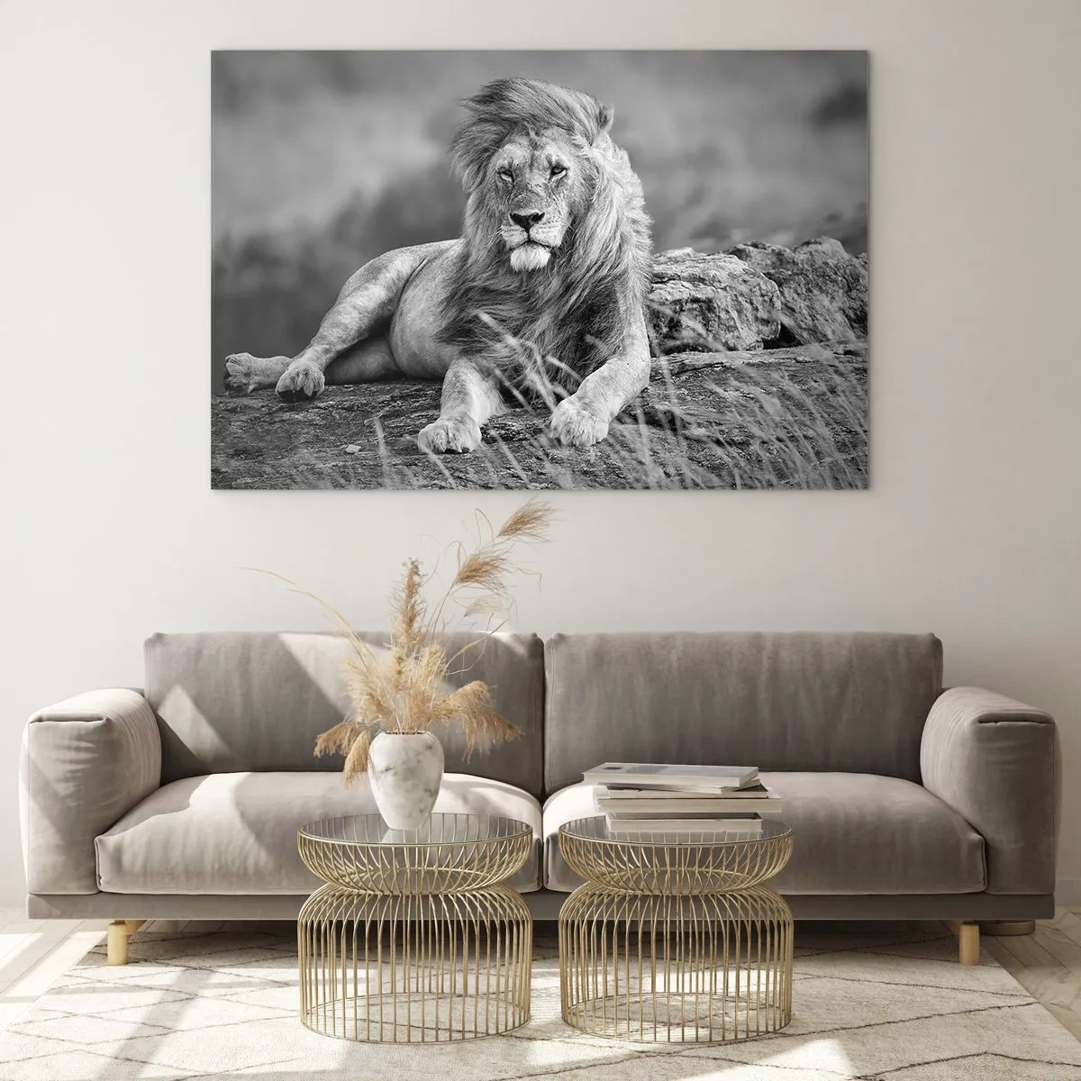 Glasbild - Bild auf glas - Ein Löwe ruht auf einem Felsen in einer monochromen Landschaft. - 70x50cm - Königliche Siesta - Moderne Wanddekoration für Wohnzimmer und Schlafzimmer ARTTOR