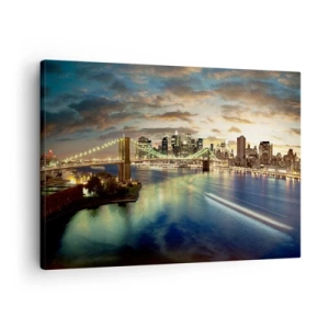 Bild auf Leinwand - Leinwandbild - Eine beleuchtete Brücke mit der Stadt im Hintergrund, deren Lichter sich im Wasser spiegeln. - 70x50cm - Ein heller Abend über Manhattan - Moderne Wanddekoration für Wohnzimmer und Schlafzimmer ARTTOR