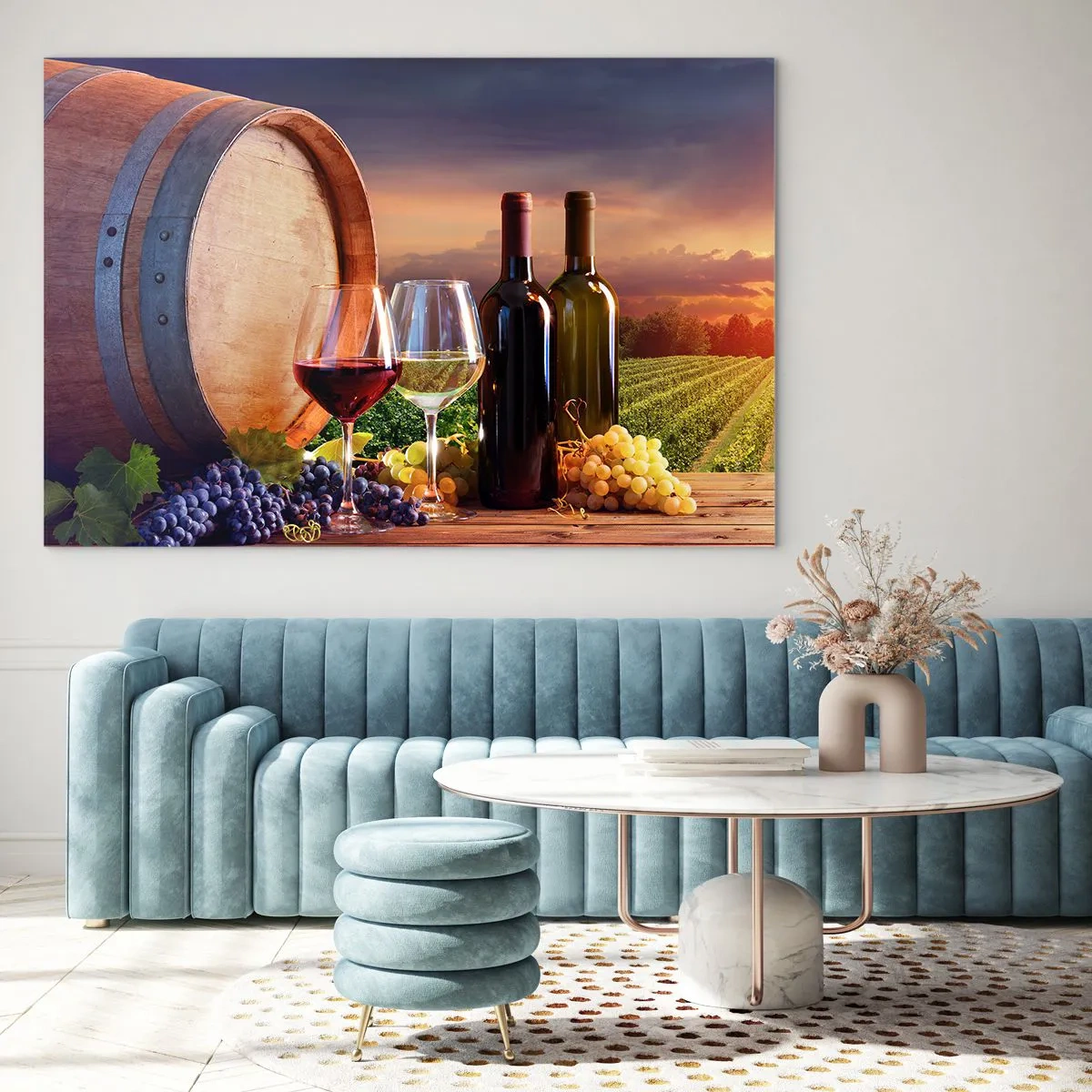 Glasbild - Bild auf glas - Weinreben, ein Fass und Gläser vor der Kulisse der untergehenden Sonne - 70x50cm - Hier schmeckt das Leben - Moderne Wanddekoration für Wohnzimmer und Schlafzimmer ARTTOR