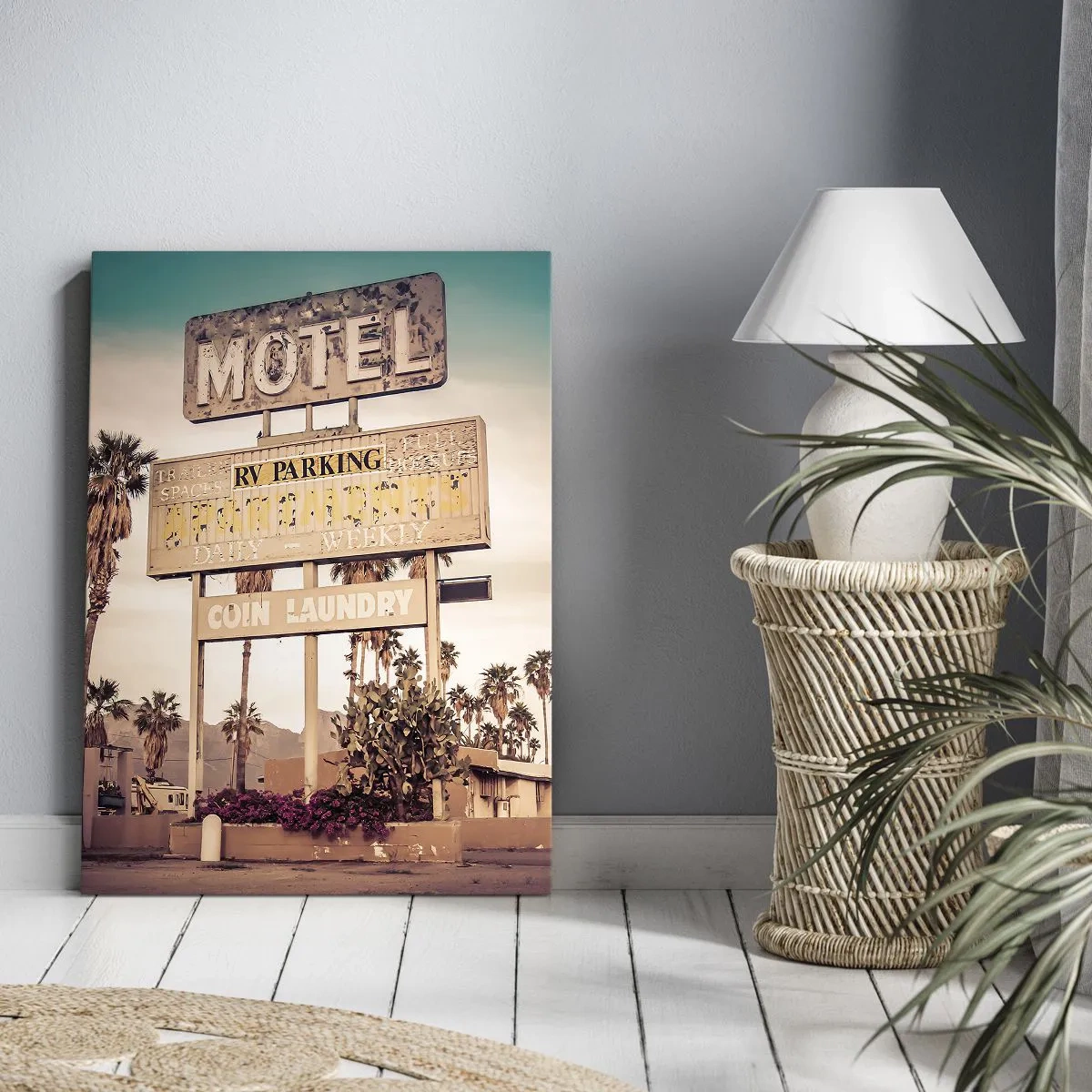 Bild auf Leinwand - Leinwandbild - Retro-Motelschild, umgeben von Palmen - 70x100cm - Hier ist die Zeit stehen geblieben - Moderne Wanddekoration für Wohnzimmer und Schlafzimmer ARTTOR