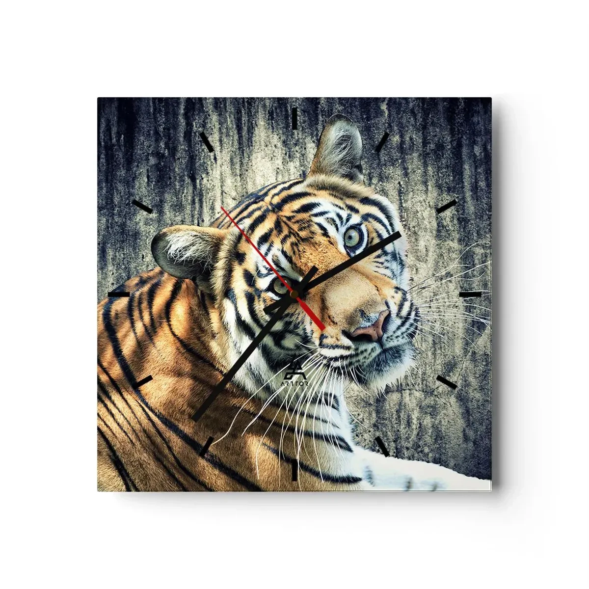 Wanduhr - Glasuhr - Ein Tiger liegt an einer rauen Wand - 30x30cm - Portrait in Lichtstrahlen - Moderne Wanddekoration für Wohnzimmer und Schlafzimmer ARTTOR
