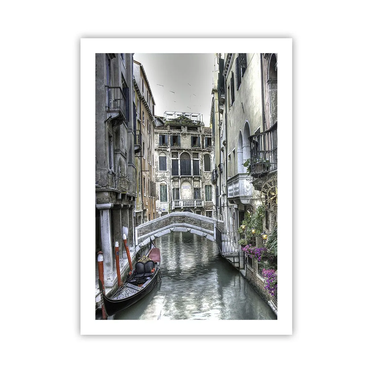Poster - Ein Kanal in Venedig mit einer Gondel und einer Brücke im Hintergrund - 50x70cm - Seit Jahrhunderten in stiller Besinnung - Moderne Wanddekoration für Wohnzimmer und Schlafzimmer ARTTOR