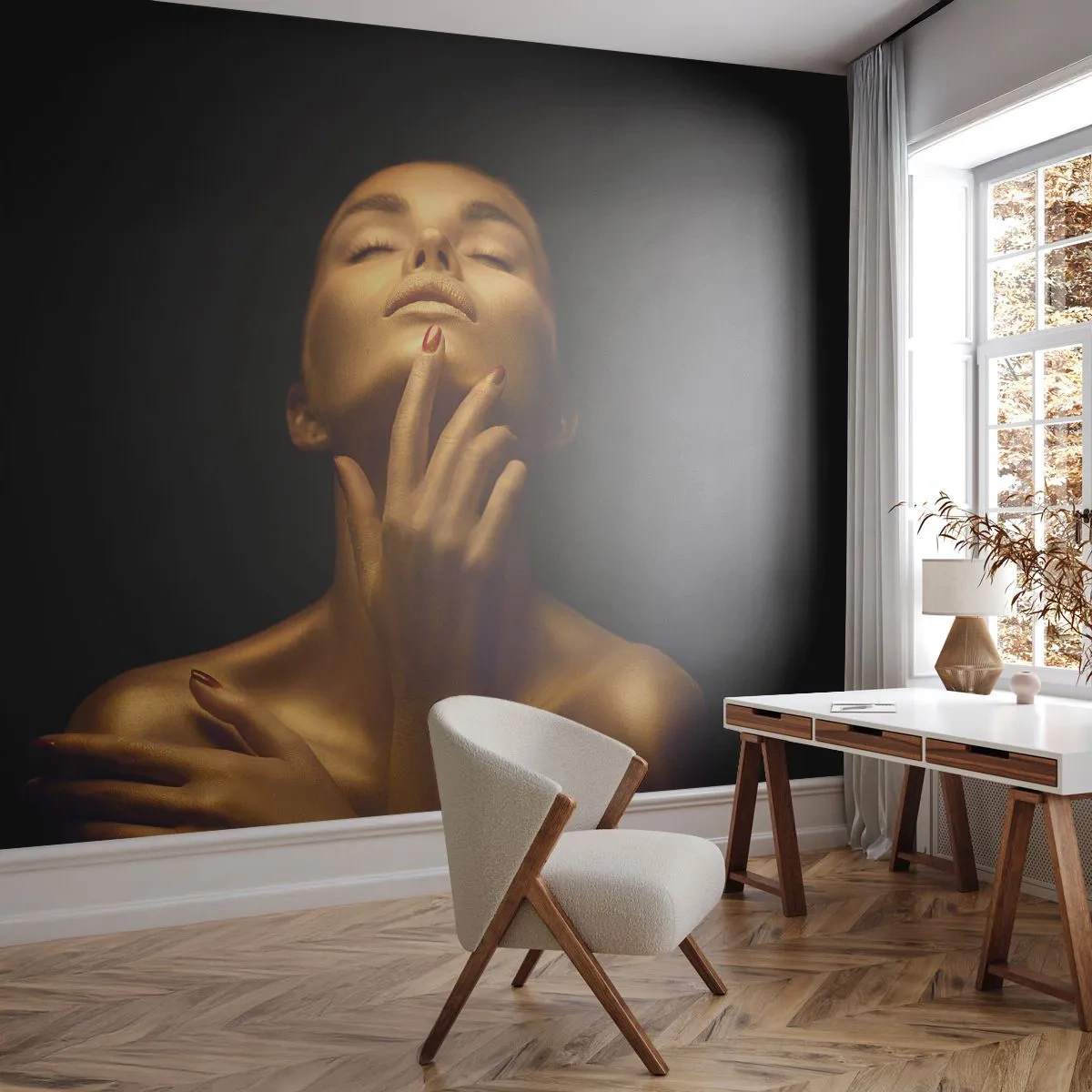 Fototapete Premium Sand - Eine goldene Frau in eleganter Pose vor schwarzem Hintergrund - 100x70cm - Wie goldene Seide - Moderne Wanddekoration für Wohnzimmer und Schlafzimmer ARTTOR