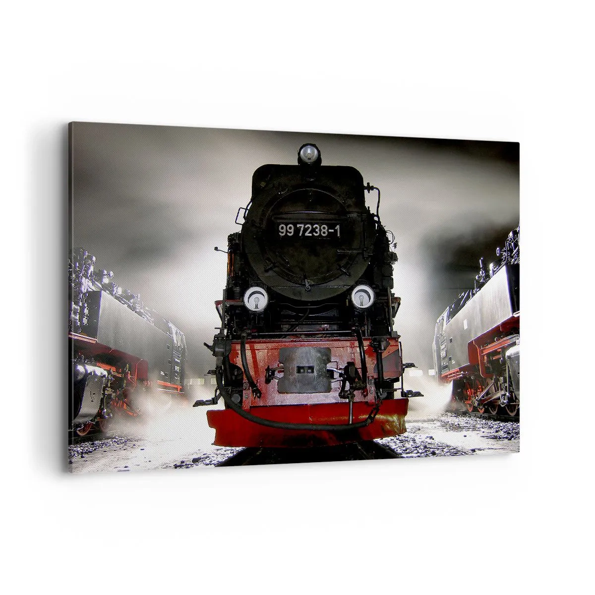Bild auf Leinwand - Leinwandbild - Eine Dampflokomotive, umgeben von Dampf vor einem dunklen Himmel in einer stimmungsvollen Umgebung - 120x80cm - Er steht und keucht, seufzt und pustet - Moderne Wanddekoration für Wohnzimmer und Schlafzimmer ARTTOR