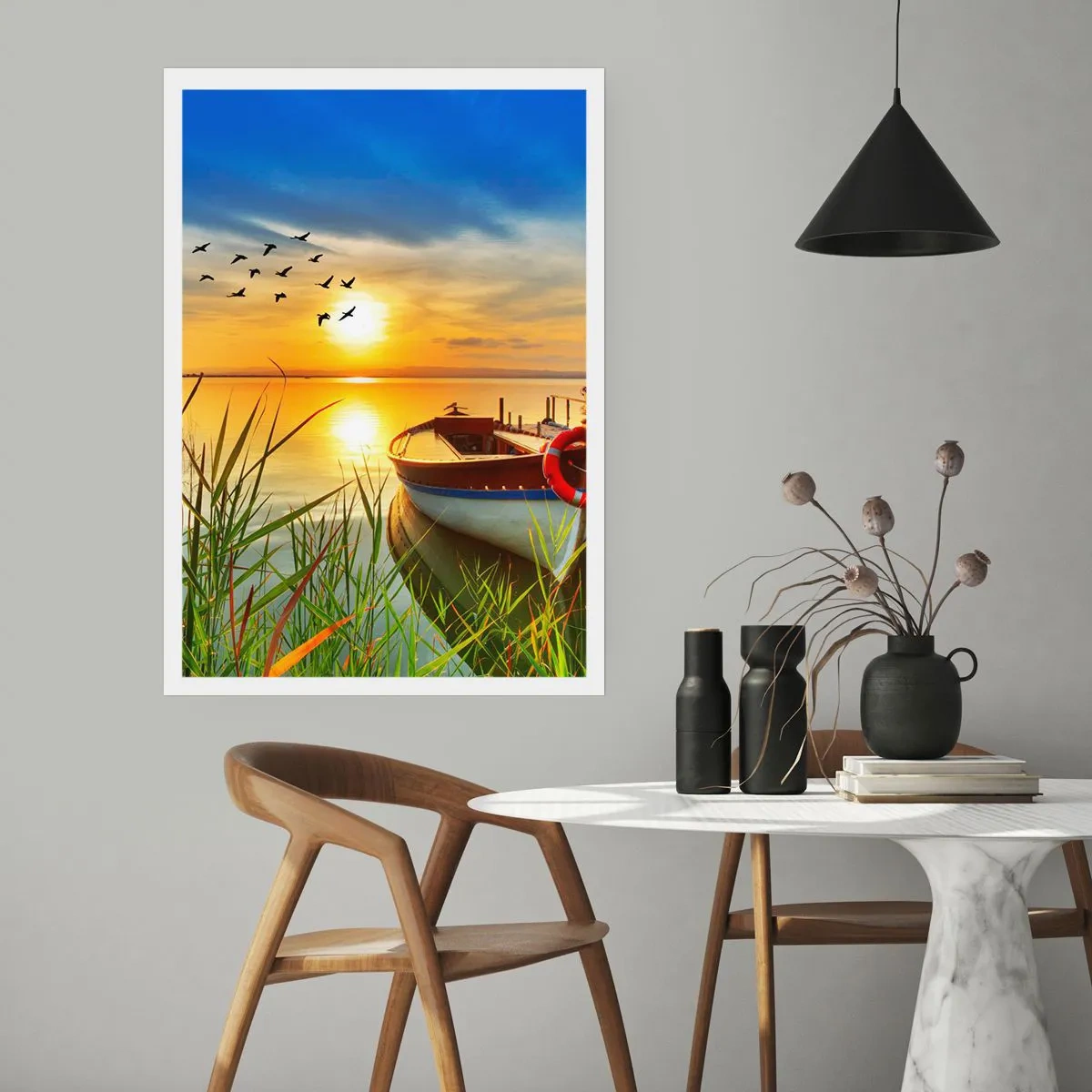 Poster - Ein Boot am Ufer eines Sees bei Sonnenuntergang mit Vögeln am Himmel - 50x70cm - Die Kormorane fliegen schon weg - Moderne Wanddekoration für Wohnzimmer und Schlafzimmer ARTTOR
