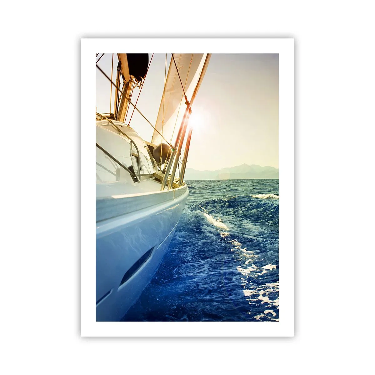 Poster - Eine Yacht, die im warmen Licht der Sonne durch ein ruhiges Meer segelt - 50x70cm - Auf ins Abenteuer - Moderne Wanddekoration für Wohnzimmer und Schlafzimmer ARTTOR