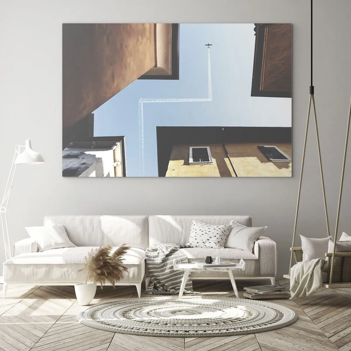 Glasbild - Bild auf glas - Ein Flugzeug über der Stadt, gesehen von einem Hof zwischen Mietshäusern - 120x80cm - Über dem Stadtlabyrinth - Moderne Wanddekoration für Wohnzimmer und Schlafzimmer ARTTOR