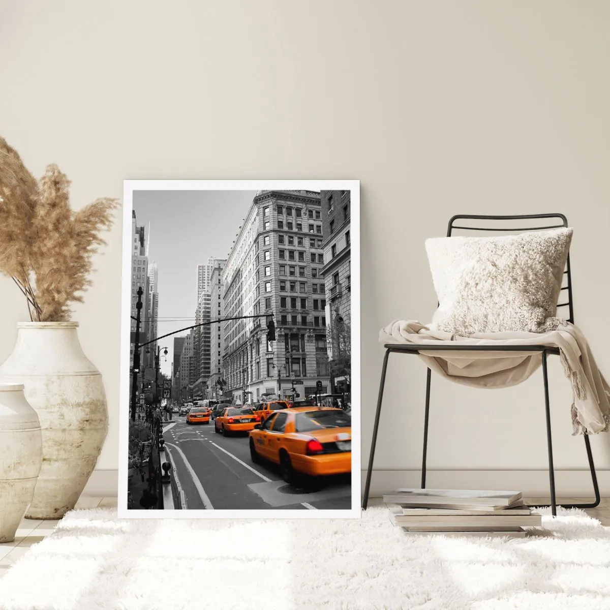 Poster - Gelbe Taxis auf den Straßen der Stadt in Schwarz und Weiß - 50x70cm - Sonnen der Großstadt - Moderne Wanddekoration für Wohnzimmer und Schlafzimmer ARTTOR