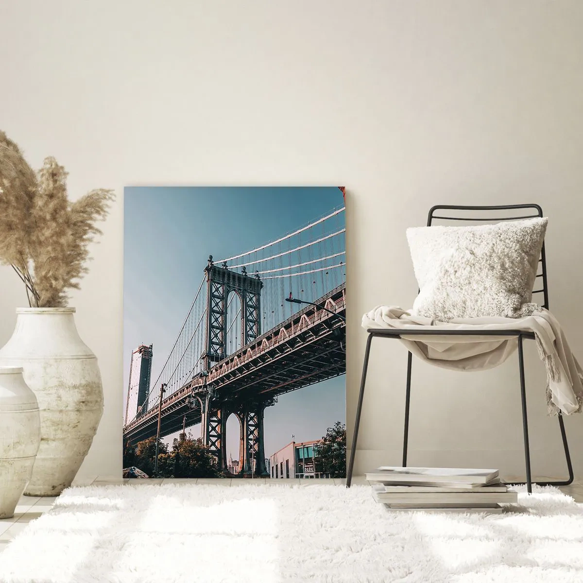 Glasbild - Bild auf glas - Eine Hängebrücke zwischen Backsteingebäuden in einer städtischen Umgebung - 50x70cm - Über den Wellen der Stadt - Moderne Wanddekoration für Wohnzimmer und Schlafzimmer ARTTOR