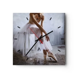 Wanduhr - Glasuhr - Eine Ballerina in zarter Pose vor industriellem Hintergrund - 30x30cm - Bevor die Rampe leuchtet - Moderne Wanddekoration für Wohnzimmer und Schlafzimmer ARTTOR